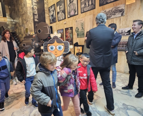 Imagen de grupo de escolares saliendo de sesiones de Abycinitos y Mi Primer Abycine en el Cine Capitol