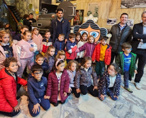 Imagen del presidente provincial y el diputado Jose Gonzlaez junto al director de Abycine con un grupo de escolares saliendo de sesiones de Abycin ...