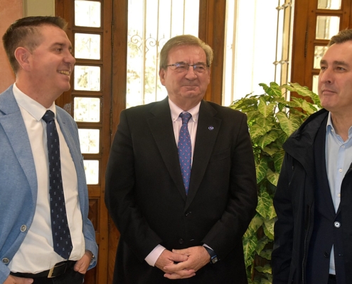 Imagen en el hall del Palacio Provincial del secretario de Estado de Memoria Democrática junto al presidente provincial y al delegado del Gobienr ...