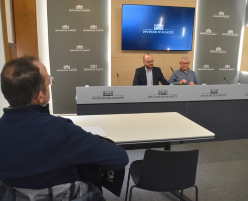 Plano general de la sala de prensa durante la rueda de prensa del vicepresidente provincial junto al delegado provincial de la Federación de Caza ...