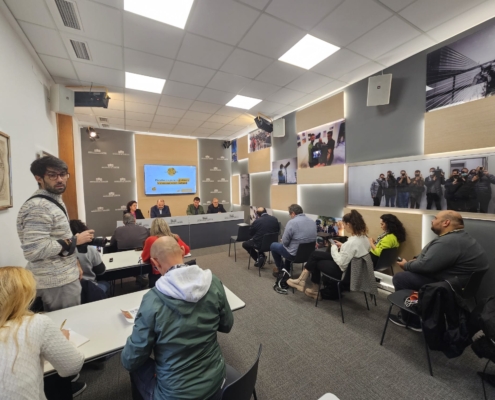 Plano general de la sala de prensa vista de frente en puesta de largo de Cultualba