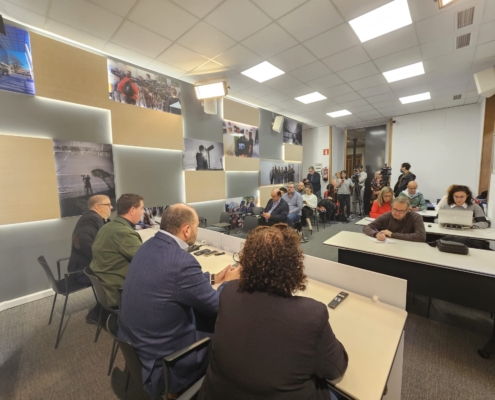 Plano general de la sala de prensa vista desde atras en puesta de largo de Cultualba