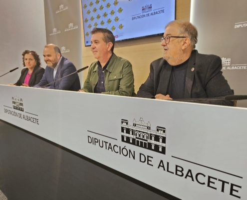 Plano general, tomado desde la diagonal, de la derecha mesa de intervenciones en la presentación de Cultualba