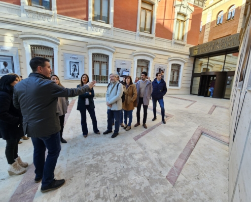 El presidente conversa con el primer premiado junto a la diputada de igualdad y concejalas del Ayuntamiento de Albacete