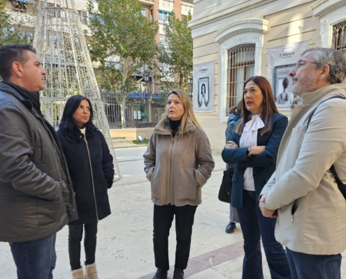 El presidente conversa con el primer premiado junto a la diputada de igualdad y concejalas del Ayuntamiento de Albacete