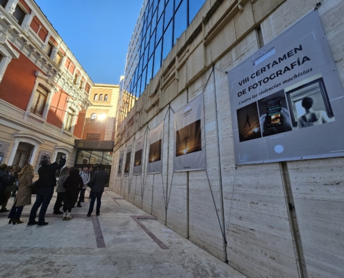 Imagen general del acceso al Palacio Provincial con la portada de la Exposición