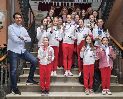 Con integrantes del Club Palas Albacete posando en las escaleras del Palacio Provincial mostrando sus medallas