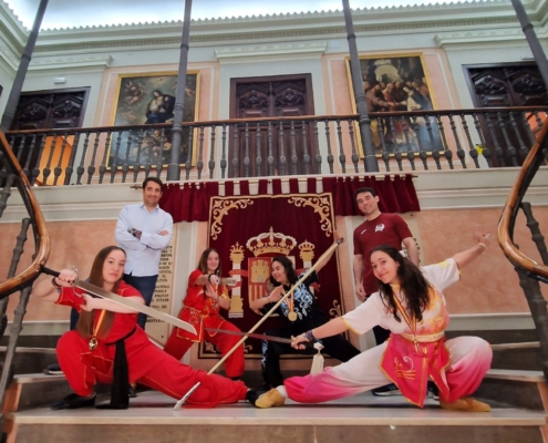 Con integrantes del Wushu Daxue Albacete posando en las escaleras del Palacio Provincial