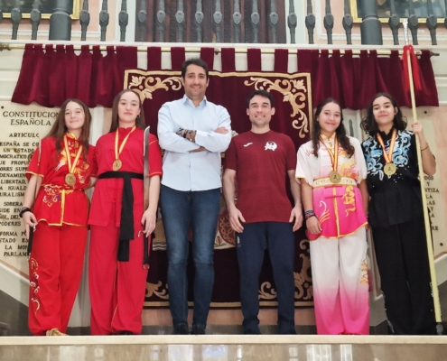 Con integrantes del Wushu Daxue Albacete posando en las escaleras del Palacio Provincial