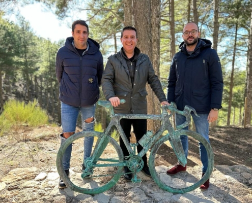 El presidente provincial junto al vicepresidente y al diputado de Deportes en la Zona de Descanso y homenaje a ciclistas que la Diputación ha hec ...