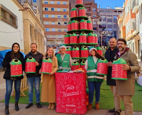 Ecovidrio y el Ayuntamiento de Almansa con el apoyo de la Diputación ‘plantan’ un árbol de Navidad formado por miniglús para sensibilizar e ...