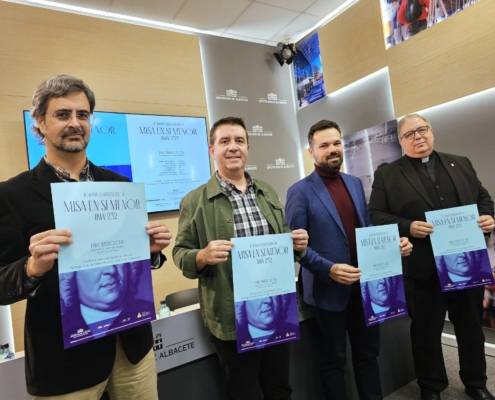 Imagen de protagonistas con los carteles en la presentación de la Misa en Si menor de JS Bach