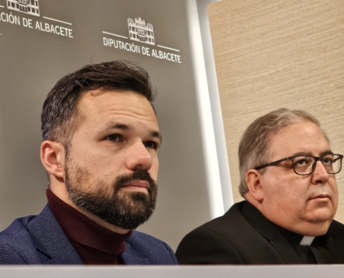 Imagen del diputado de Cultura y el vicario general de la Diócesis de Albacete en la presentación de la Misa en Si menor de JS Bach