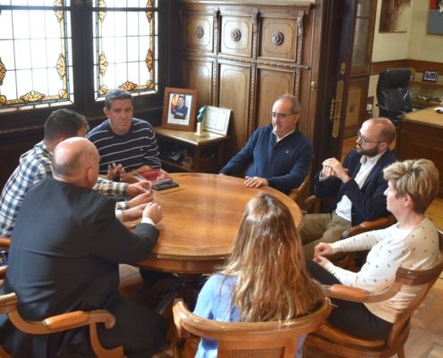 Imagen durante el encuentro con representantes de las Denominaciones de Origen de Vino de la provincia en el despacho del presidente de la Diputación