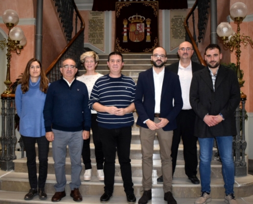 Plano general 'foto de familia' con representantes de las Denominaciones de Orogen de la provincia en las escaleras del Palacio Provincial