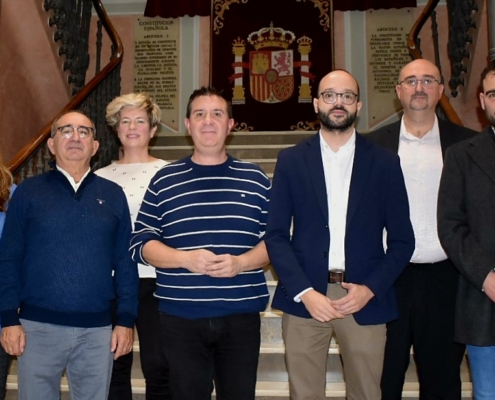 Plano medio, 'foto de familia' con representantes de las Denominaciones de Orogen de la provincia en las escaleras del Palacio Provincial