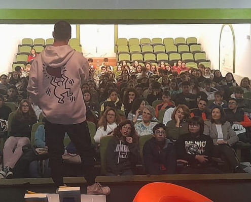 Imagen de uno de los encuentros del escritor David Olivas con estudiantes de la provincia