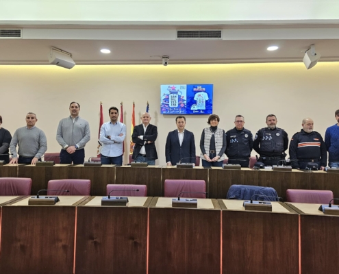 'Foto de Familia' en la presentación de la San Silvestre 2023 en el Salón de Plenos del Ayuntamiento de Albacete