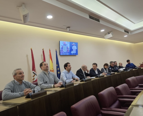 Imagen de representantes institucionales y colaboradores en la presentación de la San Silvestre 2023 en el Salón de Plenos del Ayuntamiento de A ...