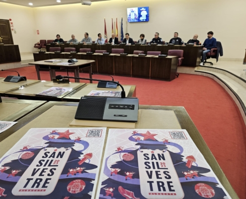 Plano general de la presentación de la San Silvestre 2023 en el Salón de Plenos del Ayuntamiento de Albacete con el cartel de la prueba en prime ...