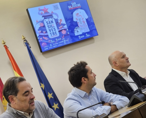 'Foto de Familia' en la presentación de la San Silvestre 2023 en el Salón de Plenos del Ayuntamiento de Albacete