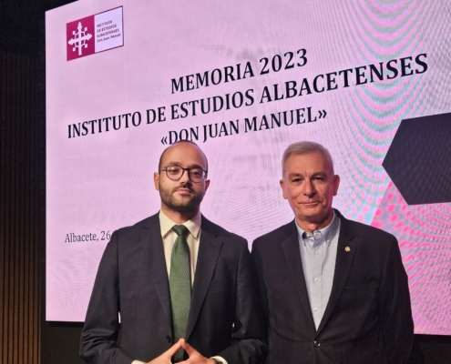 El vicepresidente provincial junto al director del IEA en la Asamblea del Instituto