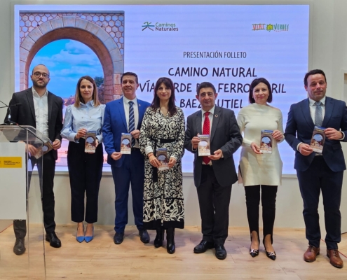 'Foto de familia' en la presentación del folleto impulsado con la Diputacion de Jaen en en estand del Ministerio de Agricultura en FITUR 2024