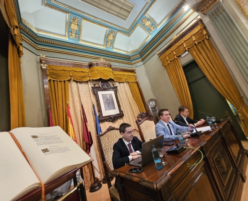 El Pleno de la Diputación aprueba la concesión de la Medalla de Oro, de Honor y Gratitud de la provincia de Albacete a Pedro Piqueras y Alba Redondo