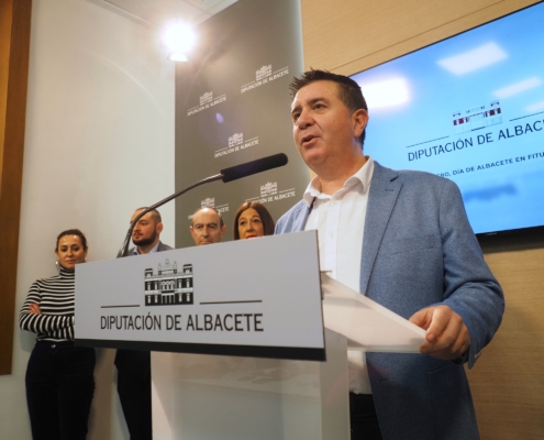 Imagen del presidente provincial, Santi Cabañero, durante sus palabras sobre el Día de Albacete en FITUR 2024 de la mano de la Diputación