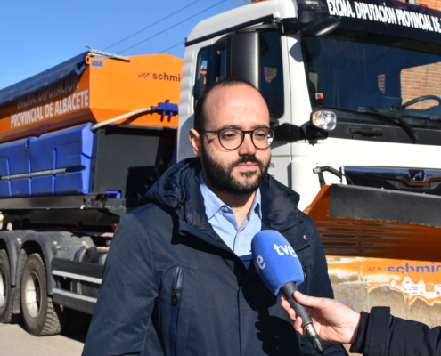 Imagen del vicepresidente provincial atendiendo a la prensa ante uno de los vehículos de la flota provincial activo en el Plan de Vialidad Invernal