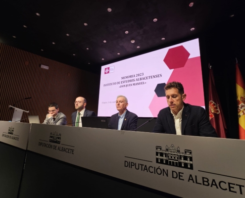 Imagen lateral de la mesa en la Asamblea del IEA