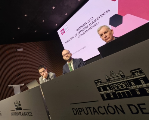 Imagen lateral de la mesa en la Asamblea del IEA con vicepresidente provincial secretario y director del Instituto