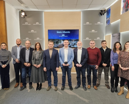 'Foto de familia' en la Sala de Prensa ante la imagen y el eslogan del Día de la provincia de Albacete en FITUR 2024