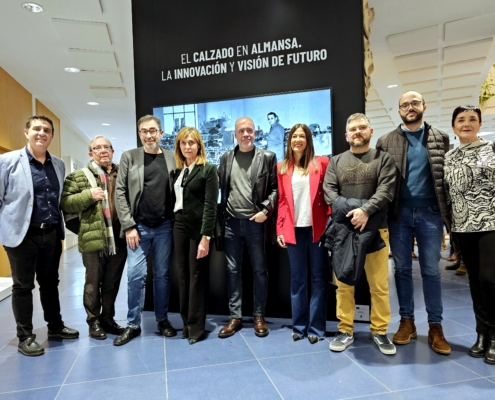 Foto de familia previa al homenaje al sector del calzado en Almansa