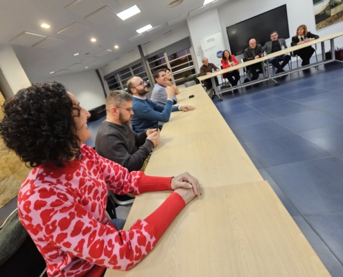 Plano general durante la reunión en torno a la situación del sector del calzado en Almansa promovida por CC,OO.