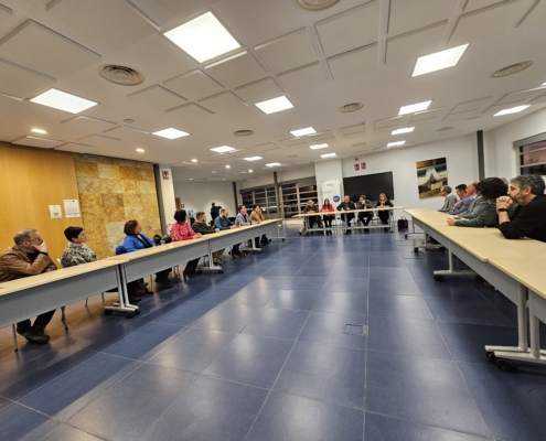 Plano general durante la reunión en torno a la situación del sector del calzado en Almansa promovida por CC,OO.