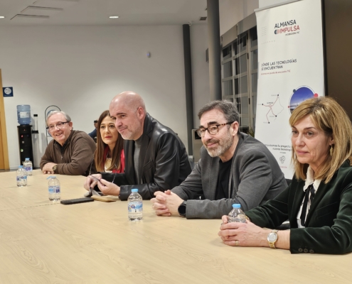 Secretarios generales federal, regional y provincial de CC.OO. junto a la alcaldesa de Almansa en la reunión sobre la situación del sector promo ...