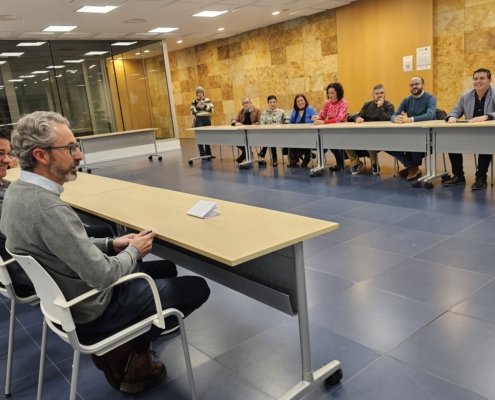 Plano general durante la reunión en torno a la situación del sector del calzado en Almansa promovida por CC,OO.