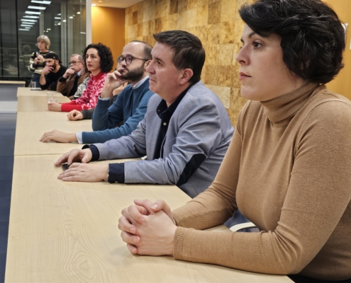 Plano medio del presidente y vicepresidente provinciales durante la reunión en torno a la situación del sector del calzado en Almansa promovida  ...