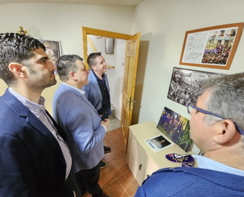 Durante la visita a la sede de la Archicofradía de Nuestro Padre Jesús de Medinaceli de Hellín