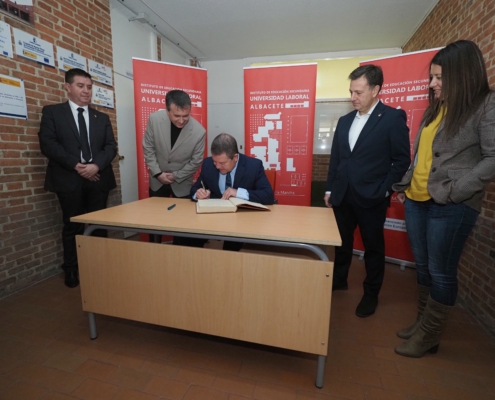 El predidente regional firmando en el libro de la UL de Albacete