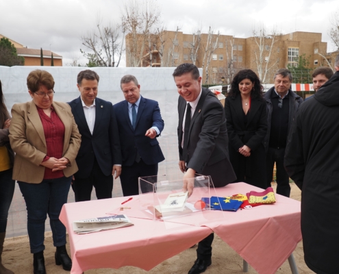 El presidente provincial deposita elemento en la urna primera piedra del futuro Centro de Referencia del Alzheimer de Albacete