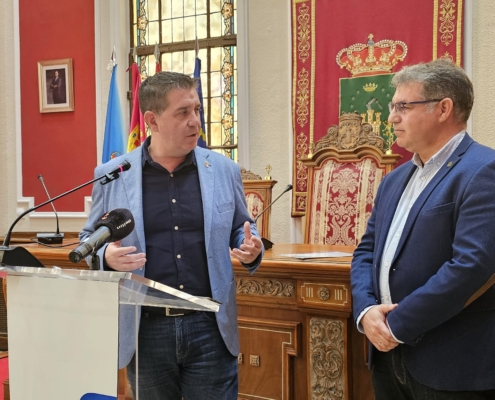 El presidente provincial hablando a los medios junto al alcalde de Hellín en la Sala de Plenos del Ayuntamiento