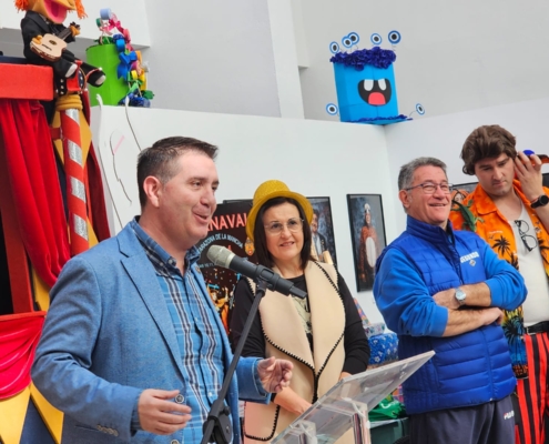 Plano medio del presidente provincial interviniendo en la entrega de premios del concurso del cartel del carnaval infantil de Tarazona de la Manch ...