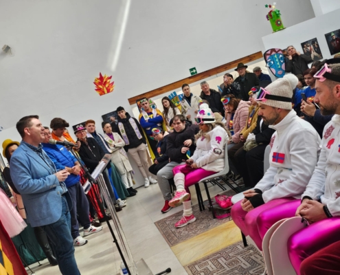 Plano americano del presidente provincial interviniendo en la entrega de premios del concurso del cartel del carnaval infantil de Tarazona de la M ...