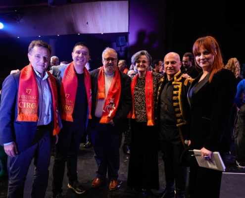 El presidente provincial junto a resto de representantes institucionales y la presentadora de los Premios del 17 Festival Internacional de Circo d ...