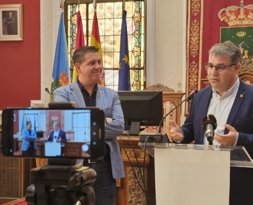 El presidente provincial junto al alcalde de Hellín mientras habla en la Sala de Plenos del Ayuntamiento