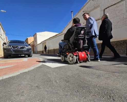 El presidente provincial junto al alcalde de La Roda recorre la calle mejorada con las obras del POS 2022 en la localidad II