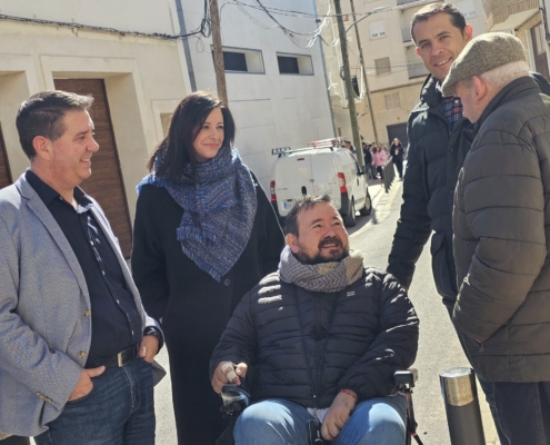 El presidente provincial junto al alcalde de La Roda saludando a un vecino de la localidad durante su visita