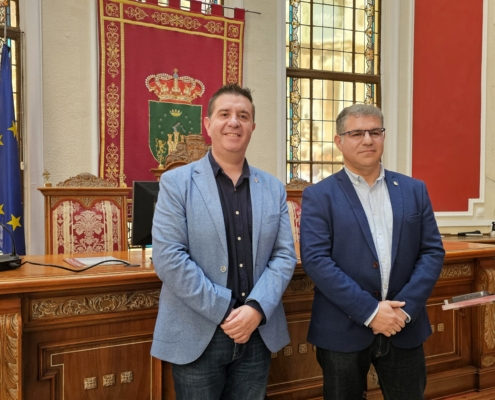 El presidente provincial posa junto al alcalde de Hellín en la Sala de Plenos del Ayuntamiento